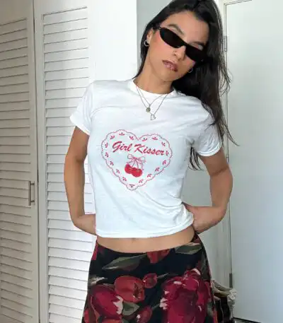 Retro Girl Kisser Pride T-Shirt – Cute Lesbian Heart Tee
