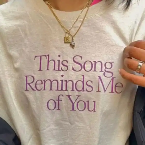 This song reminds me of you Y2K Meme T-Shirt – Funny Unisex Tee