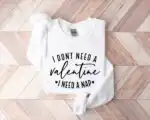 No necesito una sudadera de San Valentín – Funny Nap Graphic Tee